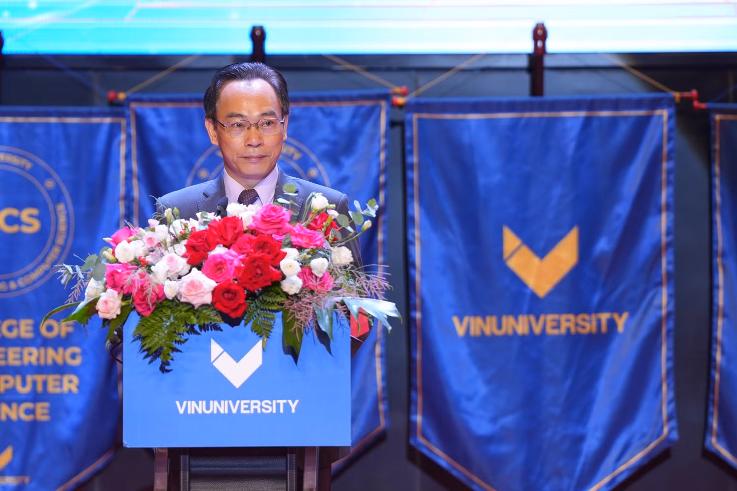 Thứ trưởng Bộ Giáo dục và Đào tạo Hoàng Minh Sơn phát biểu chào mừng Lễ tốt nghiệp đầu tiên của Trường Đại học VinUni.