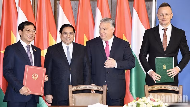 Thủ tướng Phạm Minh Chính và Thủ tướng Viktor Orbán chứng kiến lễ ký và trao văn kiện hợp tác giữa các bộ, ngành hai nước.