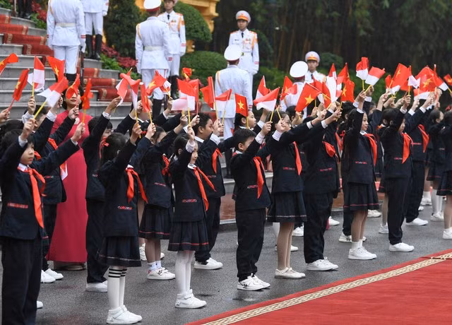 Thiếu nhi Thủ đô Hà Nội chào đón Tổng thống Cộng hoà Indonesia Joko Widodo. Ảnh: VGP/Nhật Bắc Thiếu nhi Thủ đô Hà Nội chào đón Tổng thống Cộng hoà Indonesia Joko Widodo. Ảnh: VGP/Nhật Bắc