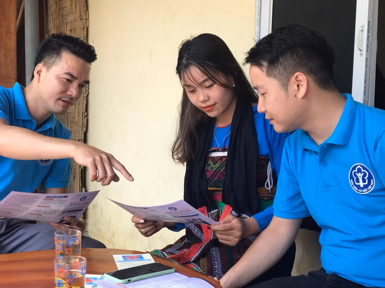 Can bo BHXH toi tung thon, ban tuyen truyen BHXH, BHYT tai Thanh Hoa.jpg