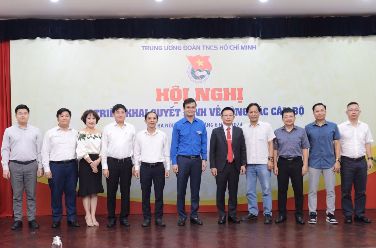Bí thư thứ nhất Trung ương Đoàn Bùi Quang Huy, đại diện Đảng ủy, Công đoàn, lãnh đạo một số ban của Trung ương Đoàn chụp ảnh lưu niệm cùng Ban Biên tập, cán bộ báo Tiền Phong. Ảnh: Hồng Vĩnh.