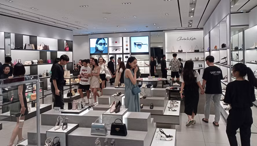 Đông đảo khách hàng đổ về các gian hàng tại Vincom để mua sắm trong ngày cuối cùng của năm cũ 2023. Đông đảo khách hàng đổ về các gian hàng tại Vincom để mua sắm trong ngày cuối cùng của năm cũ 2023.