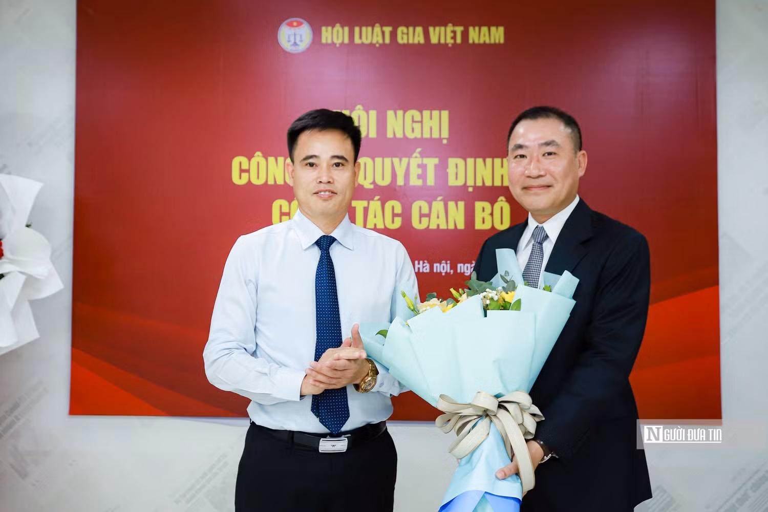 Ông Trần Đức Long - Ủy viên Đảng đoàn, Bí thư Đảng ủy, Phó Chủ tịch Hội Luật gia Việt Nam thay mặt Ban chấp hành Đảng ủy Hội Luật gia Việt Nam tặng hoa chúc mừng tân Tổng biên tập Phạm Quốc Huy (Ảnh: Hữu Thắng).