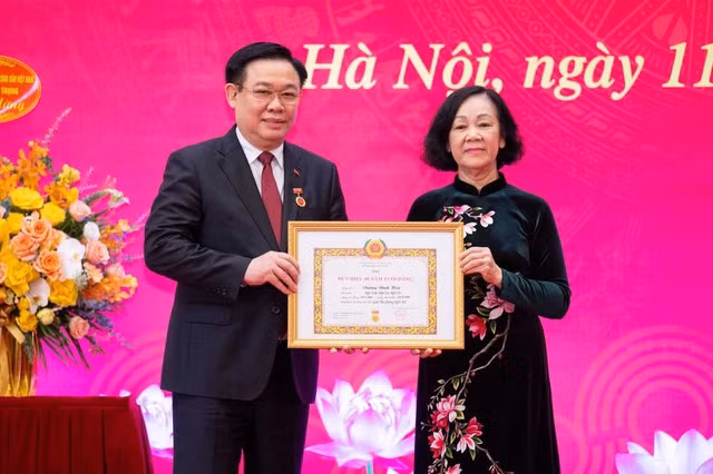 Thường trực Ban Bí thư, Trưởng Ban Tổ chức Trương Thị Mai trân trọng trao Huy hiệu 40 năm tuổi Đảng cho Chủ tịch Quốc hội Vương Đình Huệ. Ảnh: VGP/ĐH