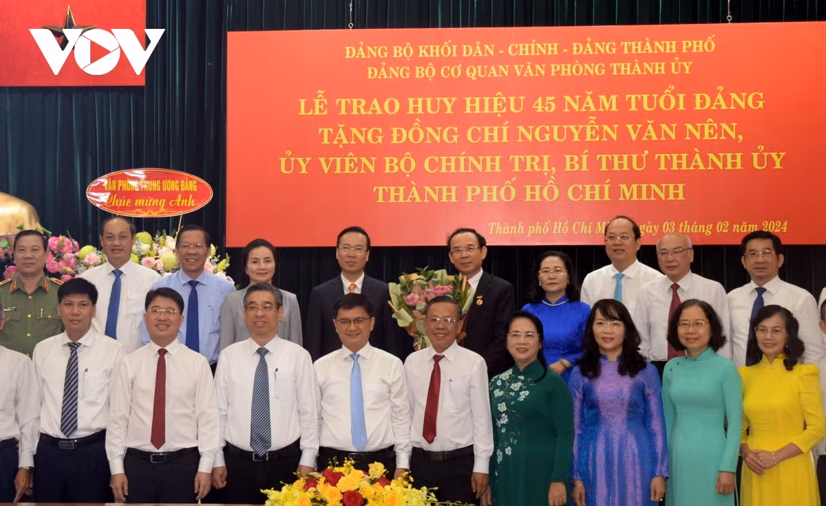 Chủ tịch nước Võ Văn Thưởng, ông Nguyễn Văn nên và các đại biểu tham dự buổi Lễ trao Huy hiệu. Ảnh: Hà Khánh