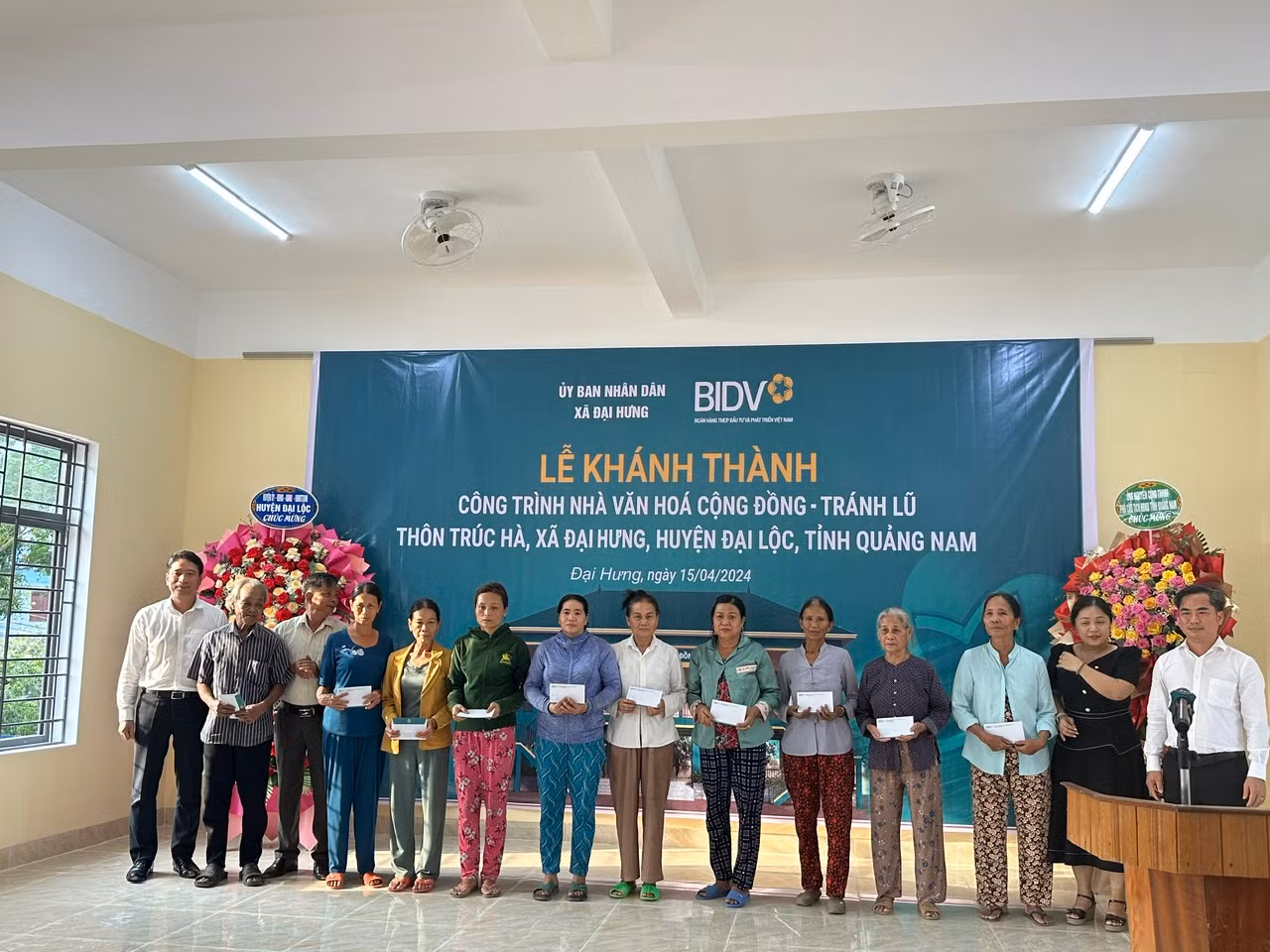 BIDV tặng quà 10 gia đình khó khăn thôn Trúc Hà.jpg