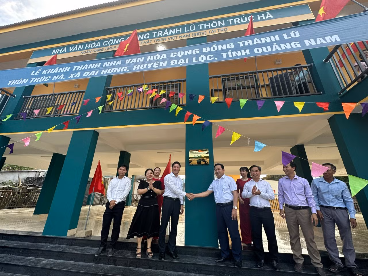 Mở biển đồng khánh thành công trình Nhà văn hóa cộng đồng tránh lũ thôn Trúc Hà, xã Đại Hưng, Đại Lộc, Quảng Nam.jpg