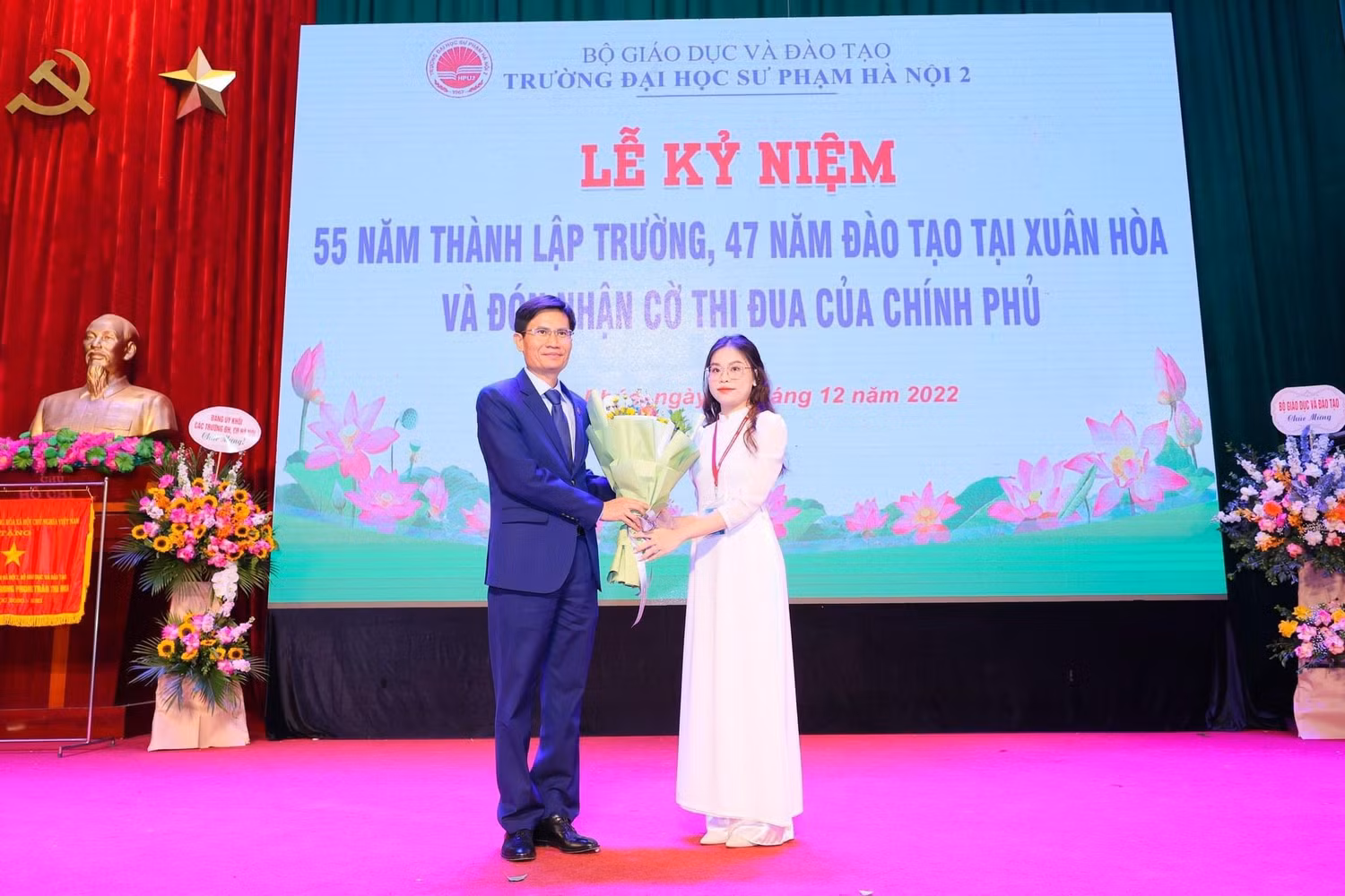 Sinh viên Nguyễn Thị Ngân (K45 khoa Tiếng Trung Quốc) thay mặt sinh viên, học viên toàn trường gửi lời tri ân đến các thầy cô.