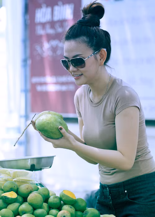 "Nhiều người thấy chúng tôi yêu nhau lâu cũng hay giục cưới, nhưng tôi thấy không có gì phải vội vã. Tôi rút kinh nghiệm rất nhiều từ những người bạn thân của mình. Họ yêu chưa bao lâu thì cưới và sau mấy năm đã chia tay. Tôi muốn yêu lâu đủ để cả hai chấp nhận hết thói xấu, hiểu nhau đến mức không cầ nói ra cũng biết người kia muốn gì. Hai gia đình đã gặp nhau, biết nhau hết rồi. Đám cưới chắc chừng vài năm nữa. Tôi muốn độc thân thêm một thời gian nữa để tập trung cho sự nghiệp" (Theo TGVH)