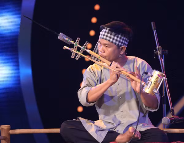 Kiều Văn Thanh với tài năng chơi nhạc cụ tự chế.