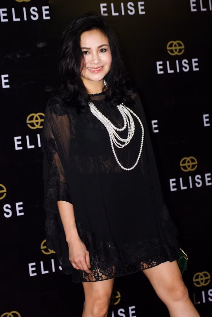 Diva Thanh Lam trong bộ đen thường thấy.