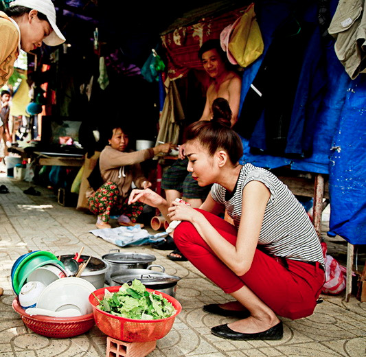 Những người thợ xây bày tỏ, họ sẽ nhớ mãi hình ảnh một siêu mẫu giản dị và gần gũi khi 'lăng xăng' phụ họ nấu cơm trưa...