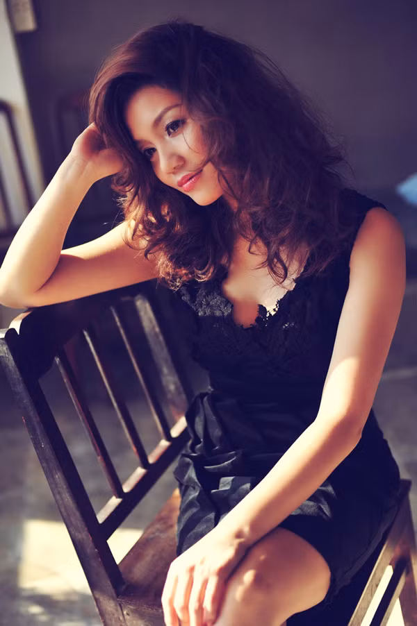 Nữ ca sĩ Ngọc Anh diễn xuất trầm tư, u buồn khi tạo dáng trong căn phòng vắng trong bộ hình mới nhất. Nữ ca sĩ Ngọc Anh diễn xuất trầm tư, u buồn khi tạo dáng trong căn phòng vắng trong bộ hình mới nhất.
