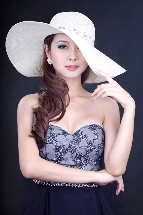 Hoa hậu chia sẻ thêm: Chính anh Hải là người khuyên Jenni không được nóng nảy và để thời gian trả lời. Anh Hải là người không những chia sẻ với Jenni khá nhiều chuyện trong công việc mà còn trong cuộc sống. Jenni nghĩ rằng đó là những điều rất đáng quý. Nếu lúc đó mà Jenni thiếu suy nghĩ, cãi qua cãi lại trên mặt báo cũng không hay. (Theo 2Sao)