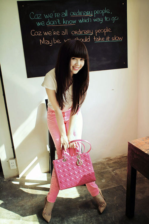 Đêm hội chân dài càng đến gần (15/5/2012), những chân dài hàng đầu của Venus càng được chăm chút hình ảnh hơn bao giờ hết. Như mọi lần, con át chủ bài của đêm tiệc - "nữ hoàng nội y" Ngọc Trinh được giới chuyên môn hết sức quan tâm.