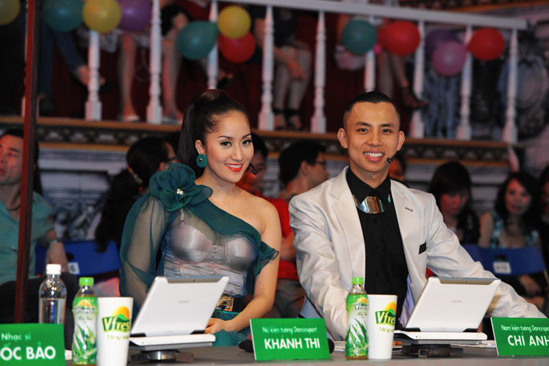 Do chương trình có thêm một nữ giám khảo nên Khánh Thi và Chí Anh lần đầu tiên ngồi sát nhau trong Bước nhảy hoàn vũ. Do chương trình có thêm một nữ giám khảo nên Khánh Thi và Chí Anh lần đầu tiên ngồi sát nhau trong Bước nhảy hoàn vũ.