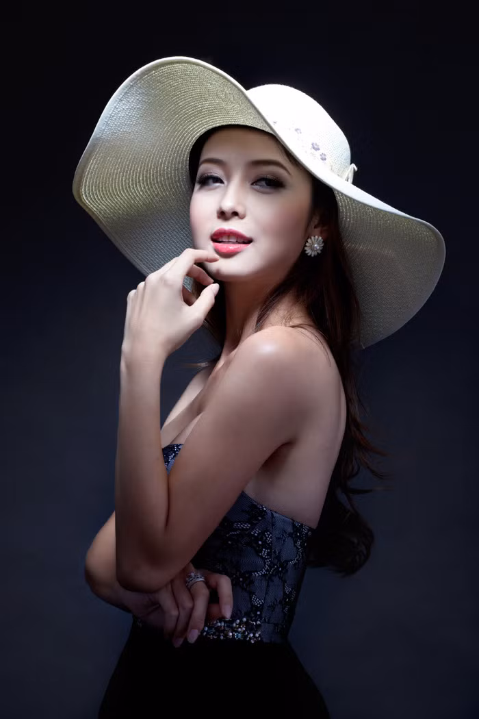 Trước câu hỏi: Quang Dũng từng nói rằng anh ấy và người đàn ông tên Hải này từng là bạn, thực hư mối quan hệ này là gì? Jennifer nói: Thực sự là sau khi đọc bài báo mà Dũng nói xong, Jenni và những người bạn biết Jenni và Dũng đều rất bức xúc vì họ đều biết mối quan hệ này. Nhiều người cũng bảo Jenni nên đính chính lại nhưng Jenni không muốn làm to chuyện. Hải và Dũng chỉ là biết nhau qua một số người bạn, không hề là bạn thân.