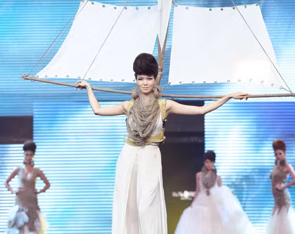 Thùy Dung là một trong những vedette của chương trình. Phần xuất hiện của cô rất ấn tượng. (Theo VTC News)