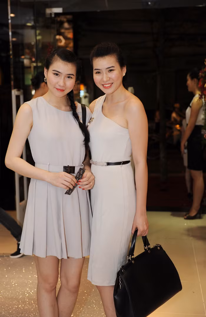 Cặp sinh đôi Thư Huyền - Huyền Thư.