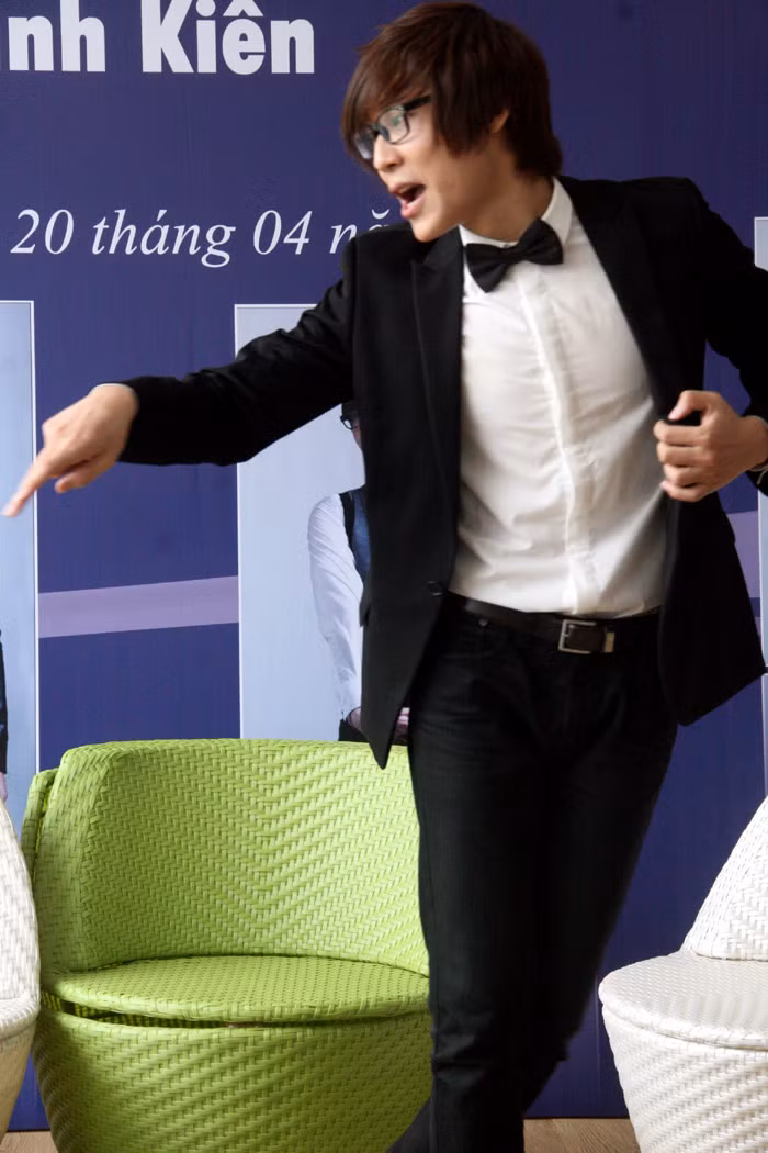 Trước lời gợi ý của một số phóng viên rằng, Minh Kiên có thể trình diễn lại các động tác trong MV "Xao xuyến" mới ra mắt, chàng trai đã rất hào hứng thực hiện lại các động tác vũ đạo đẹp mắt.