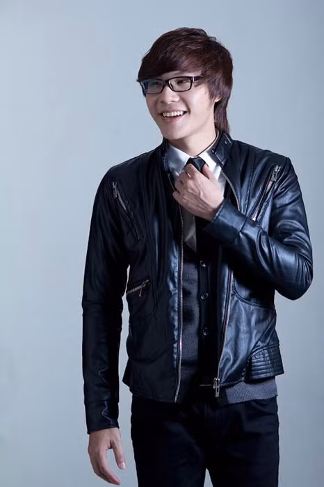Minh Kiên lột xác trong MV mới, khán giả sẽ không còn nhìn thấy bóng dáng của Micheal Jackson nữa mà là một anh chàng trẻ tuổi, lãng tử và ga lăng. (Theo Bee.net.vn)