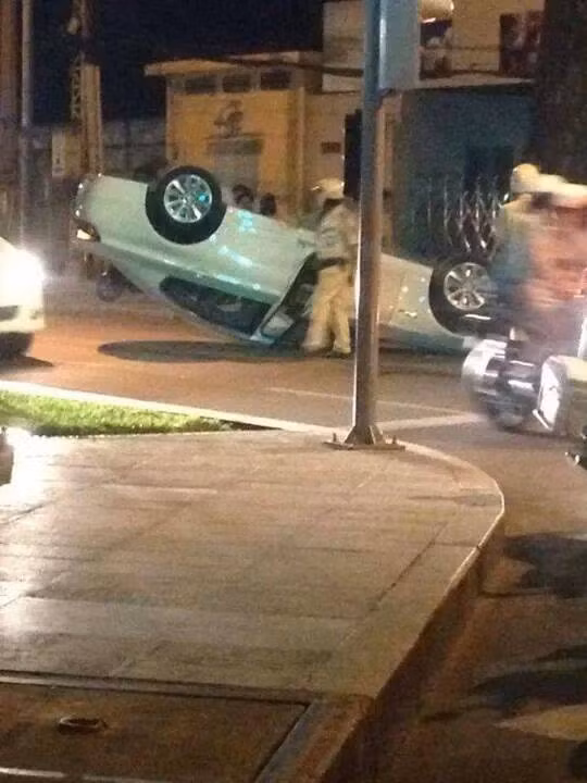 Cảnh sát giao thông có mặt tại hiện trường nơi vừa xảy ra tai nạn