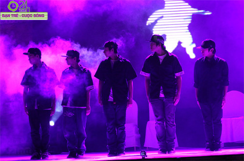 Bốn đội thi đấu với các màn biểu diễn All Style Battle hết sức cuồng nhiệt trên sân khấu. Trận đấu bán kết đầu tiên là trận tranh tài nảy lửa của Big Brother và CAP crew. Qua màn biểu diễn kỹ thuật hết sức đẹp mắt và sự phối hợp ăn ý đến hoàn hảo của các cá nhân trong đội, Big brother giành chiến thắng trước màn biểu diễn được đánh giá cao về tính đồng đội, song chưa thực sự đạt đến trình độ kĩ thuật của CAP.