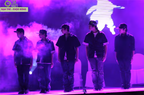 Bốn đội thi đấu với các màn biểu diễn All Style Battle hết sức cuồng nhiệt trên sân khấu. Trận đấu bán kết đầu tiên là trận tranh tài nảy lửa của Big Brother và CAP crew. Qua màn biểu diễn kỹ thuật hết sức đẹp mắt và sự phối hợp ăn ý đến hoàn hảo của các cá nhân trong đội, Big brother giành chiến thắng trước màn biểu diễn được đánh giá cao về tính đồng đội, song chưa thực sự đạt đến trình độ kĩ thuật của CAP. Bốn đội thi đấu với các màn biểu diễn All Style Battle hết sức cuồng nhiệt trên sân khấu. Trận đấu bán kết đầu tiên là trận tranh tài nảy lửa của Big Brother và CAP crew. Qua màn biểu diễn kỹ thuật hết sức đẹp mắt và sự phối hợp ăn ý đến hoàn hảo của các cá nhân trong đội, Big brother giành chiến thắng trước màn biểu diễn được đánh giá cao về tính đồng đội, song chưa thực sự đạt đến trình độ kĩ thuật của CAP.