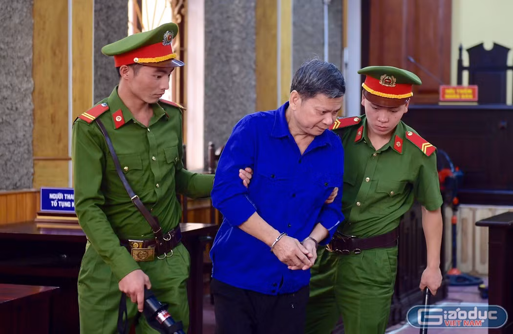 Ngày 28/6/2018, Lò Văn Huynh nhận của Nguyễn Ngọc Hà danh sách 2 thí sinh do Nguyễn Thị Hương nhờ xem điểm. Ảnh: V.P. Ngày 28/6/2018, Lò Văn Huynh nhận của Nguyễn Ngọc Hà danh sách 2 thí sinh do Nguyễn Thị Hương nhờ xem điểm. Ảnh: V.P.