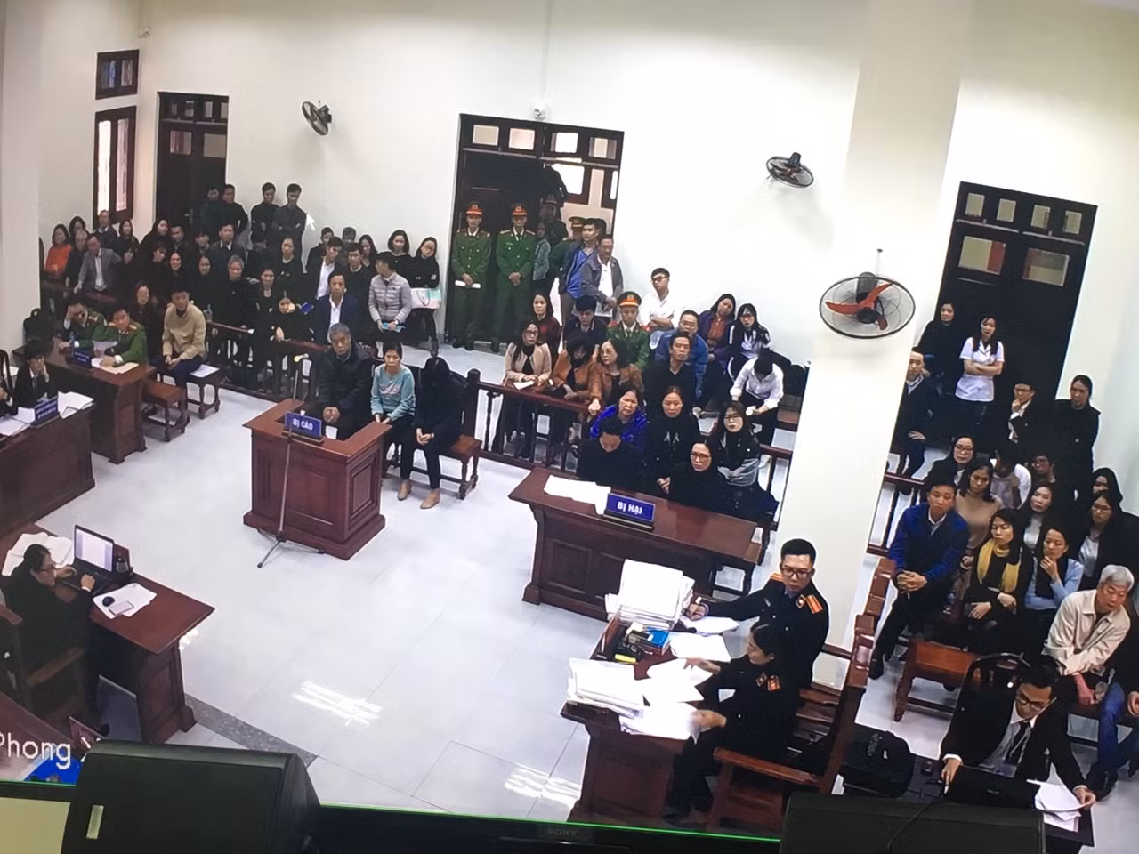 Viện kiểm sát đề nghị hội đồng xét xử tuyên phạt các bị cáo mức án cao nhất dành cho người đưa đón trẻ Nguyễn Bích Quy. Ảnh: V.P.