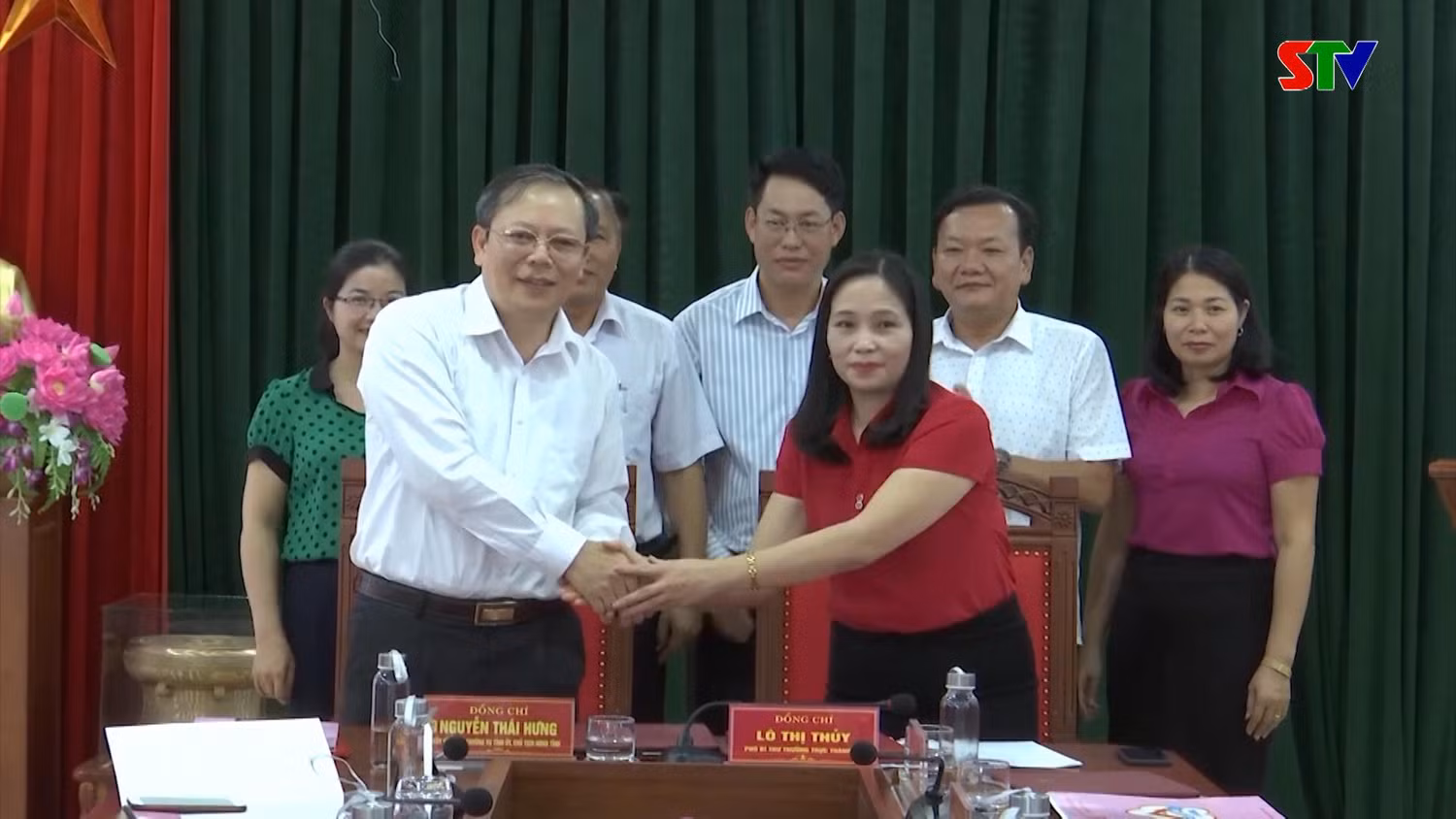 Ông Nguyễn Thái Hưng bàn giao nhiệm vụ Bí thư Thành ủy Sơn La nhận nhiệm vụ Chủ tịch Hội đồng nhân dân tỉnh Sơn La. Ảnh: Truyền hình Sơn La. Ông Nguyễn Thái Hưng bàn giao nhiệm vụ Bí thư Thành ủy Sơn La nhận nhiệm vụ Chủ tịch Hội đồng nhân dân tỉnh Sơn La. Ảnh: Truyền hình Sơn La.