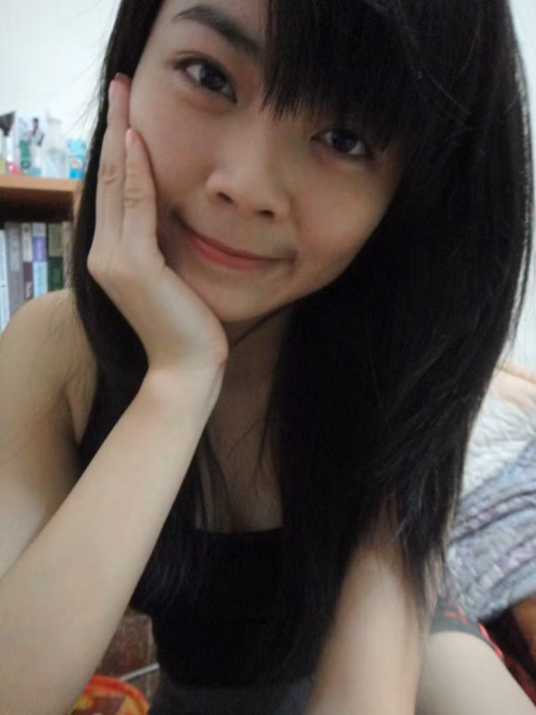 Thu Hà là một cô gái hay cười, luôn suy nghĩ lạc quan.