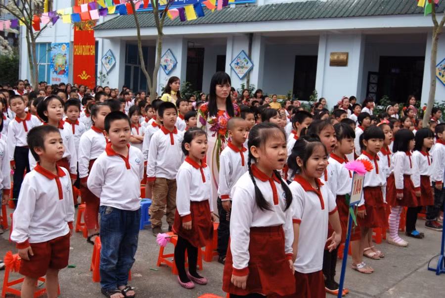 Học sinh Trường tiểu học Hạ Đình hát Quốc ca.