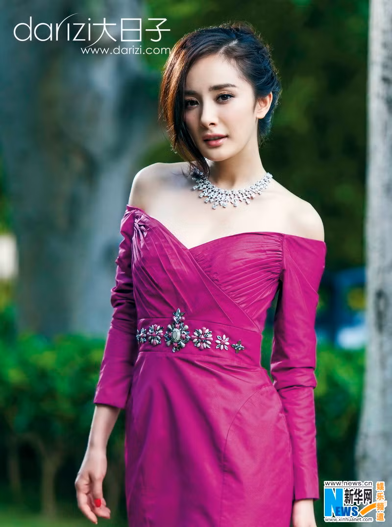 Với kiểu tóc tết gọn và để mái một bên, trông cô vô cùng nữ tính
