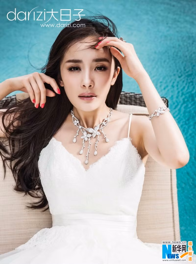 Váy trắng tinh khôi và trang sức đá quý tinh xảo