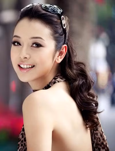 Mắt Jennifer Pham mang nét dịu dàng và man mác gợi buồn Mắt Jennifer Pham mang nét dịu dàng và man mác gợi buồn