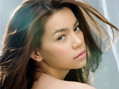 Đôi mắt pha chút Tây của Hồ Ngọc Hà là điểm nhấn nổi bật trên khuôn mặt cô