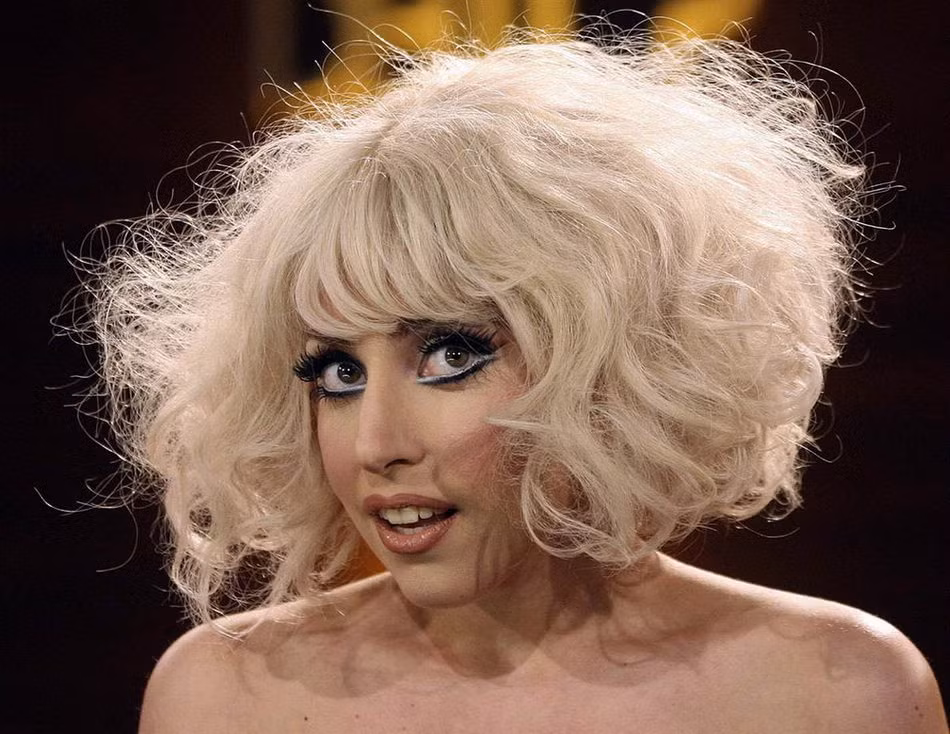 Lady Gaga nổi bật với mái tóc ngắn, xù màu bạch kim Lady Gaga nổi bật với mái tóc ngắn, xù màu bạch kim