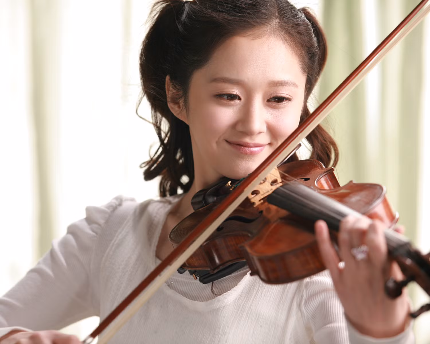 Jang Na Ra sinh ngày 18/3/1981, là diễn viên kiêm ca sĩ nổi tiếng của Hàn Quốc