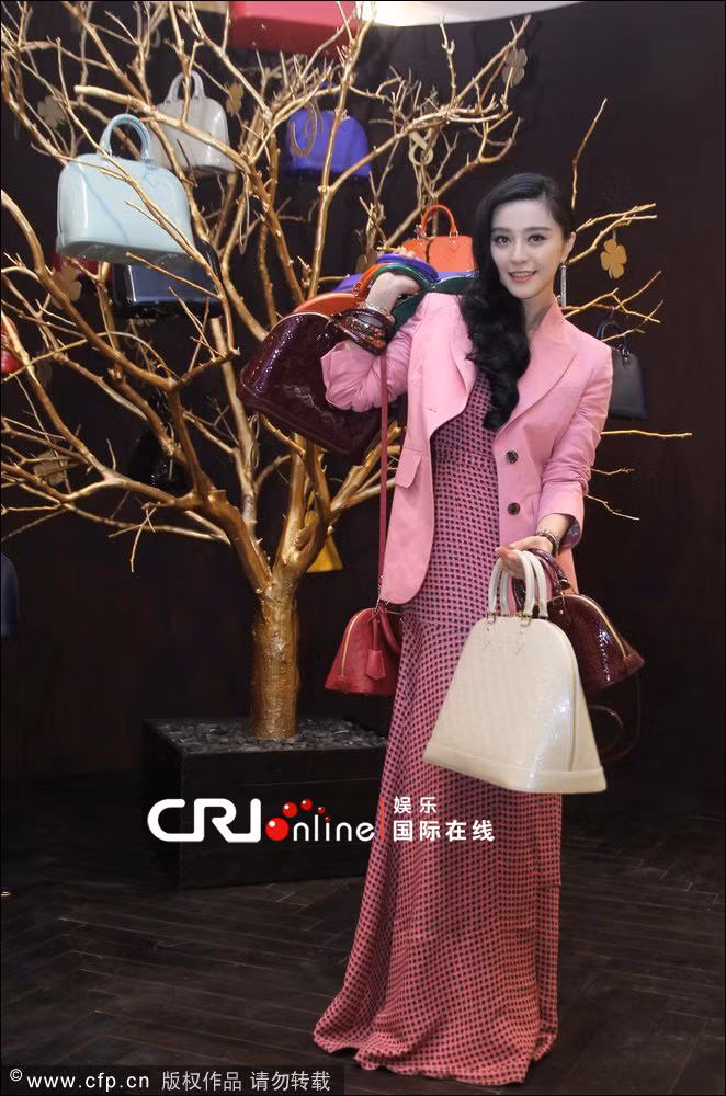 Phạm Băng Băng xuất hiện tại sự kiện khai trương chuỗi cửa hàng túi Alma của thương hiệu cao cấp Louis Vutton. Ảnh. Cri. Phạm Băng Băng xuất hiện tại sự kiện khai trương chuỗi cửa hàng túi Alma của thương hiệu cao cấp Louis Vutton. Ảnh. Cri.