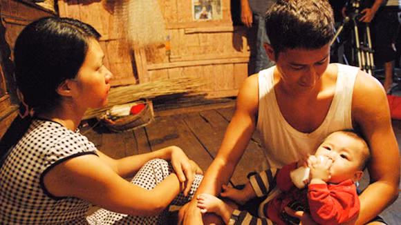 Cả hai sống nghèo khổ trong một căn nhà nổi xiêu vẹo trên sông nhưng vẫn rất hạnh phúc. Lấy nhau đã lâu nhưng Lụa và Khánh chưa có con. Khánh khát khao được nghe tiếng khóc của trẻ con trong ngôi nhà nhỏ nhưng bản thân anh lại không có khả năng tạo được cho mình hạnh phúc đó. Thương chồng, Lụa tìm đến Linh (Thái Hòa) – một người bạn cũ của Khánh – để xin một đứa con. Khi đứa trẻ ra đời cũng là lúc một bi kịch nghiệt ngã của đôi vợ chồng nghèo bắt đầu… Cả hai sống nghèo khổ trong một căn nhà nổi xiêu vẹo trên sông nhưng vẫn rất hạnh phúc. Lấy nhau đã lâu nhưng Lụa và Khánh chưa có con. Khánh khát khao được nghe tiếng khóc của trẻ con trong ngôi nhà nhỏ nhưng bản thân anh lại không có khả năng tạo được cho mình hạnh phúc đó. Thương chồng, Lụa tìm đến Linh (Thái Hòa) – một người bạn cũ của Khánh – để xin một đứa con. Khi đứa trẻ ra đời cũng là lúc một bi kịch nghiệt ngã của đôi vợ chồng nghèo bắt đầu…