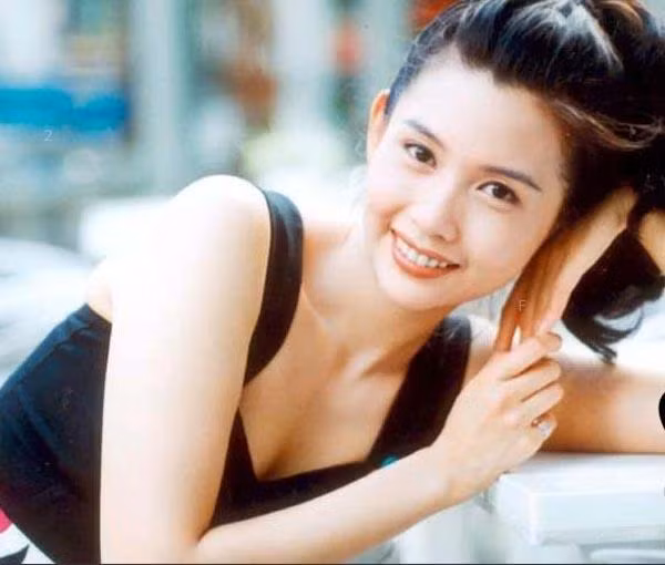 6. Người đẹp Hồng Kông Khâu Thục Trinh (Chimmy Yau) từng tham gia Miss Hongkong 1987 và đứng đầu top 12, danh hiệu hoa hậu gần kề thì bị tố là phẫu thuật thẩm mỹ. Khâu Thục Trinh đã xin rút khỏi cuộc thi và đầu quân làm diễn viên cho đài TVB.