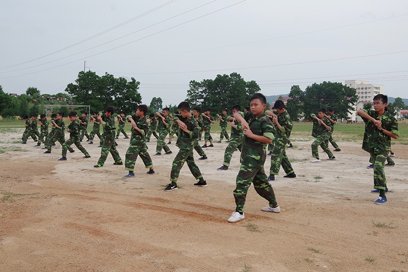 Các "chiến sĩ" nhí được học 16 thế võ thể dục trong quân đội (Ảnh: CTV)
