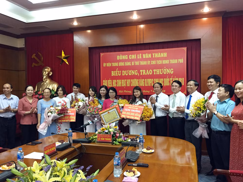 Lãnh đạo thành phố Hải Phòng trao thưởng học sinh đạt huy chương Vàng Olympic Sinh học quốc tế (Ảnh: Lã Tiến) Lãnh đạo thành phố Hải Phòng trao thưởng học sinh đạt huy chương Vàng Olympic Sinh học quốc tế (Ảnh: Lã Tiến)