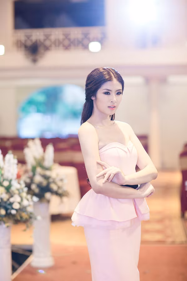 Khoe đôi vai gầy trắng nuột nà Khoe đôi vai gầy trắng nuột nà