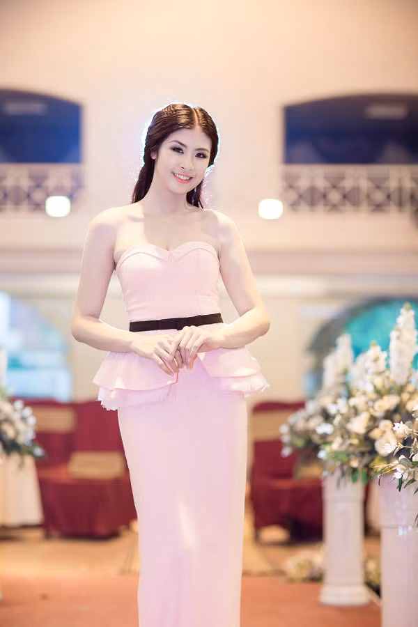 So với thời mới đăng quang Hoa hậu, Ngọc hân ngày càng xinh đẹp và quyến rũ hơn So với thời mới đăng quang Hoa hậu, Ngọc hân ngày càng xinh đẹp và quyến rũ hơn