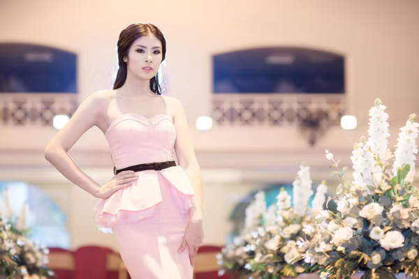 Có thể do cô cũng là một nhà thiết kế nên Ngọc Hân biết cách lựa chọn trang phục phù hợp với vóc dáng của mình. Có thể do cô cũng là một nhà thiết kế nên Ngọc Hân biết cách lựa chọn trang phục phù hợp với vóc dáng của mình.
