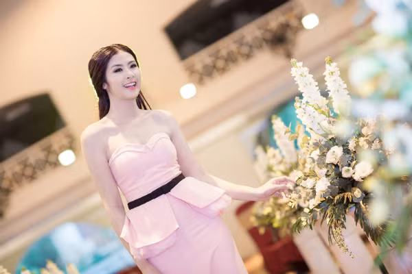 Xuất hiện trong một sự kiện diễn ra vào tối qua tại Hải Dương, Hoa hậu Ngọc Hân trẻ trung và xinh đẹp khi diện đầm mầu hồng Xuất hiện trong một sự kiện diễn ra vào tối qua tại Hải Dương, Hoa hậu Ngọc Hân trẻ trung và xinh đẹp khi diện đầm mầu hồng