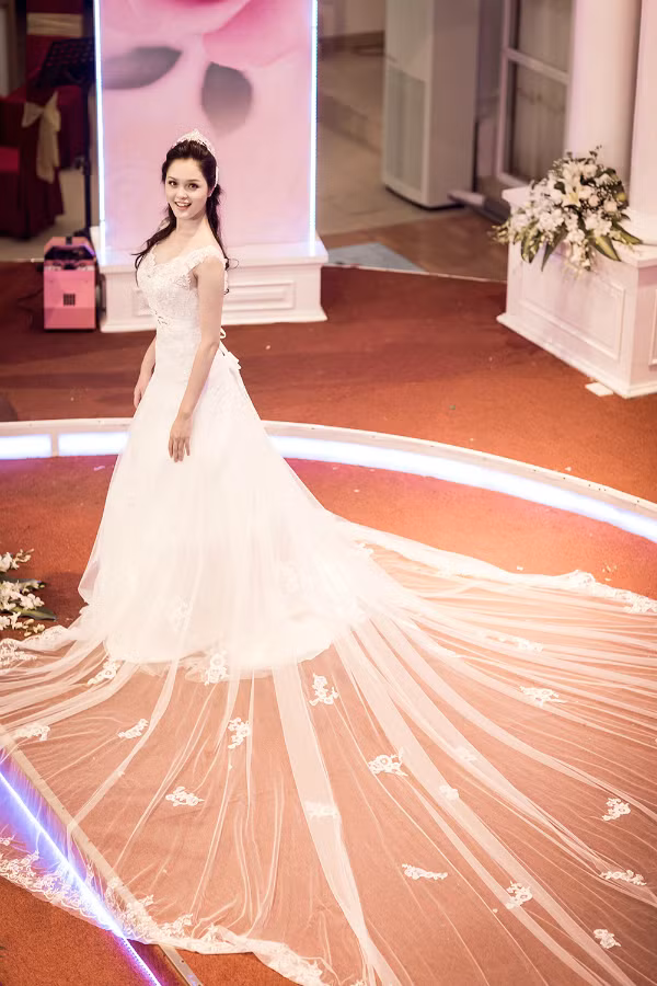 Hoàng Anh thu hút sự chú ý của khán giả trong chiếc váy cưới lộng lẫy Hoàng Anh thu hút sự chú ý của khán giả trong chiếc váy cưới lộng lẫy