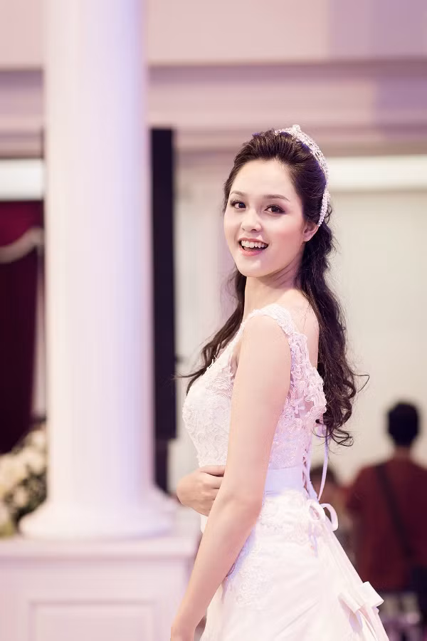 Cô xuất hiện trong trang phục cô dâu đẹp như một thiên thần Cô xuất hiện trong trang phục cô dâu đẹp như một thiên thần